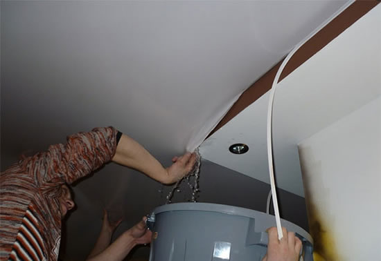 натяжные потолки варианты слива воды