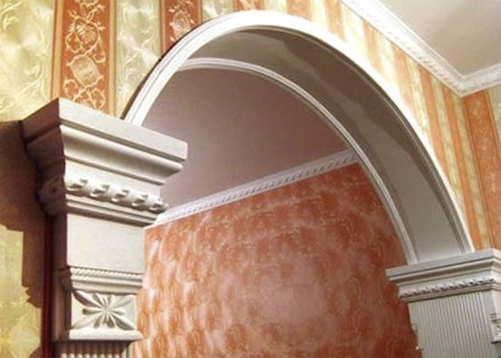 как оклеить потолок обоями одному